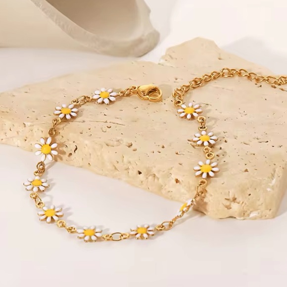 ◾️18K Gold Plated Small Daisy Bracelet - Picture 2 of 7